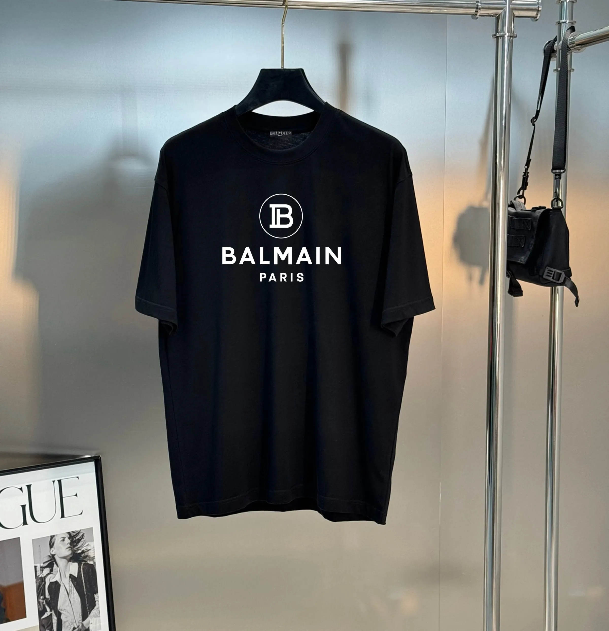 BALMAIN* Balmain 25s New Arrival modal T-shirt. The leader in basic styles. Classic letters on the chest are 3D heat-printed! High temperature setting and embossing. Clean, refreshing, simple and elegant. Recommended items for any age [Fireworks] regular version! Smart style, custom-made, Kermodal comb fabric, high-quality fabric, naturally high-end! ! ! The surface is skin-friendly and smooth, and the fit is as comfortable as a baby! Color: Black.White.Red.Sizes: s-xxl